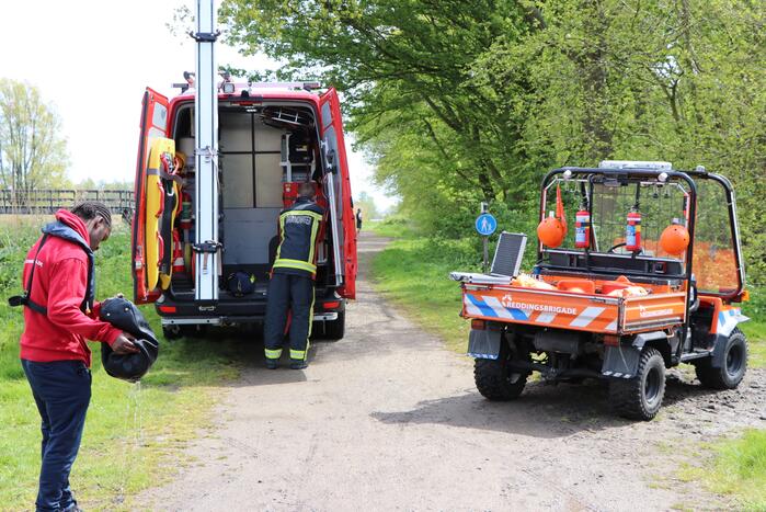 Brandweer haalt tas en bril uit water