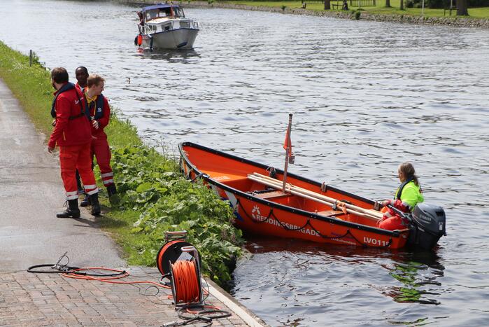 Brandweer haalt tas en bril uit water