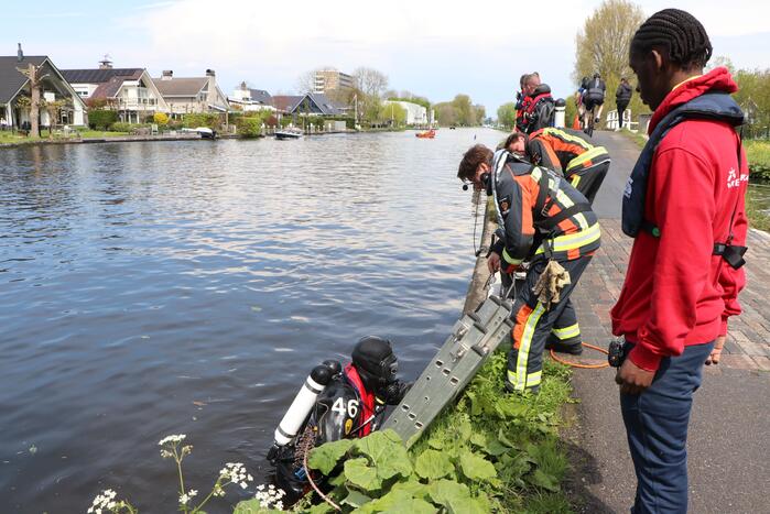 Brandweer haalt tas en bril uit water