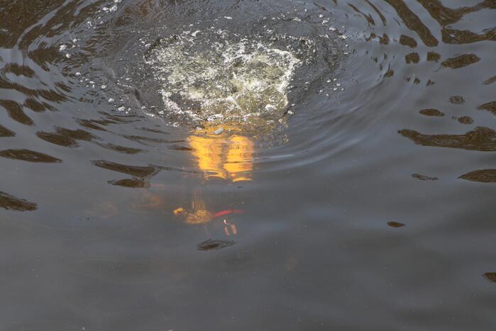 Brandweer haalt tas en bril uit water