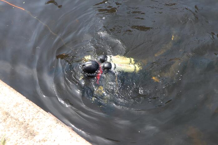 Brandweer haalt tas en bril uit water