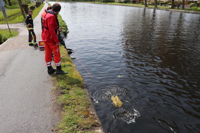 Brandweer haalt tas en bril uit water