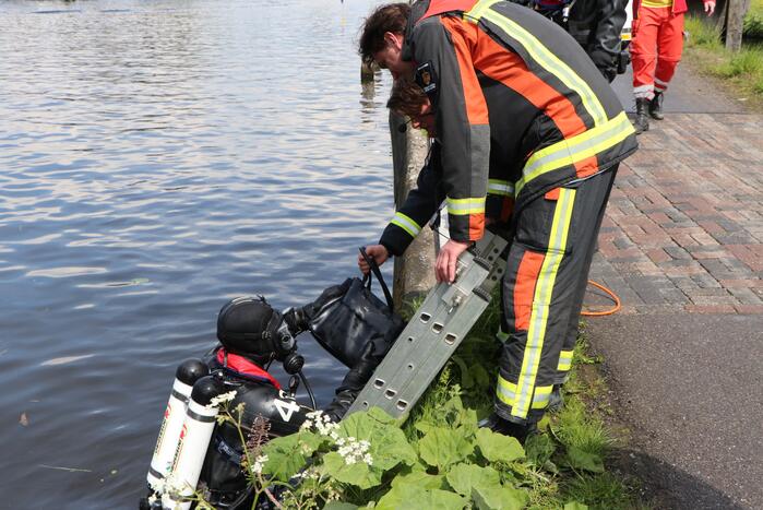 Brandweer haalt tas en bril uit water