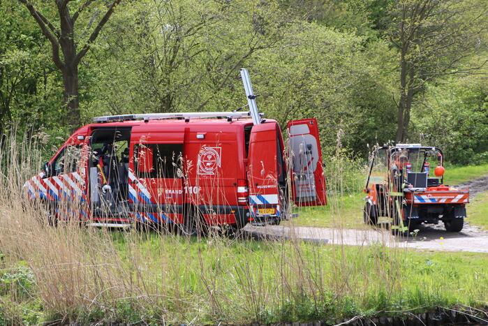 Brandweer haalt tas en bril uit water