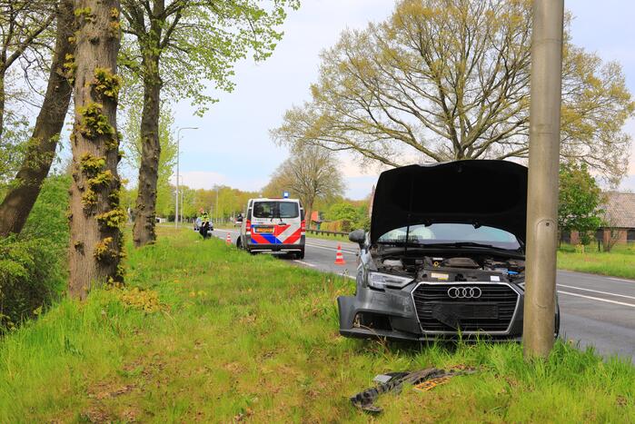 Bestuurder verliest controle over het stuur en rijdt lantarenpaal uit de grond