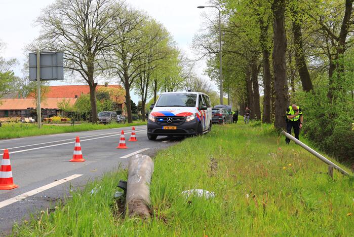Bestuurder verliest controle over het stuur en rijdt lantarenpaal uit de grond