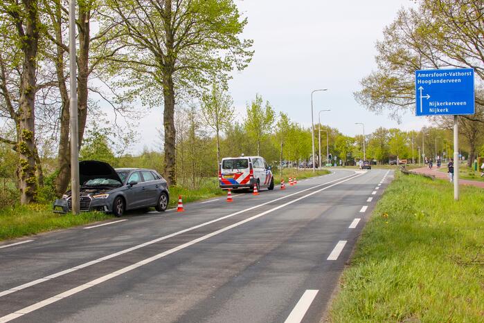 Bestuurder verliest controle over het stuur en rijdt lantarenpaal uit de grond