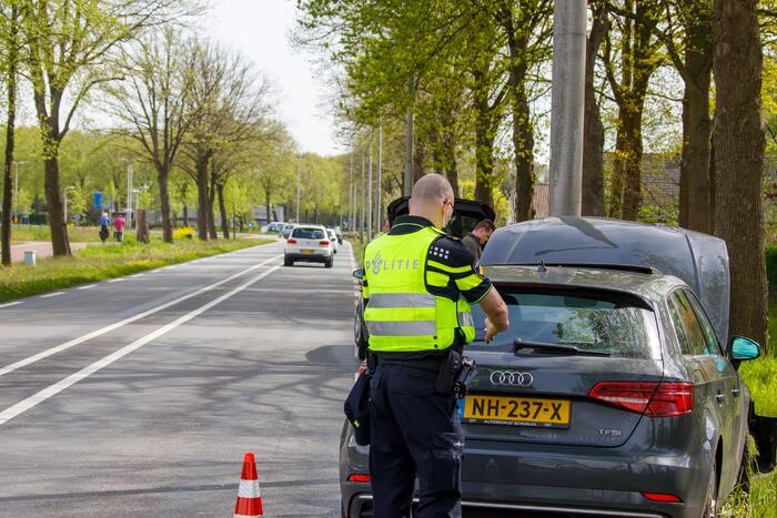 Bestuurder verliest controle over het stuur en rijdt lantarenpaal uit de grond
