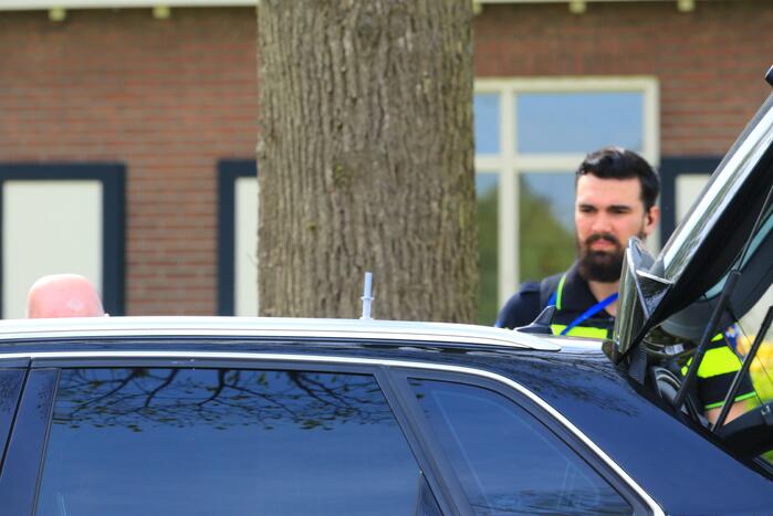 Bestuurder verliest controle over het stuur en rijdt lantarenpaal uit de grond