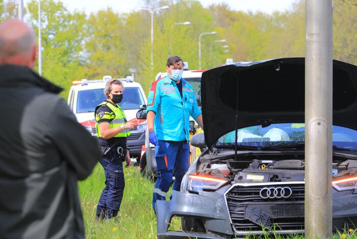 Bestuurder verliest controle over het stuur en rijdt lantarenpaal uit de grond