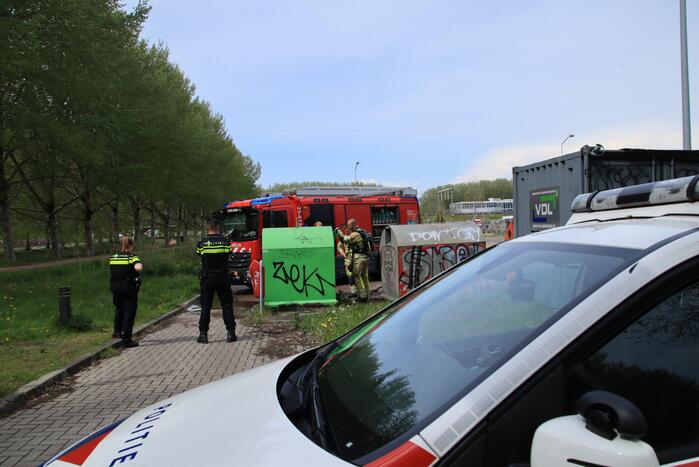 Brandweer blust brand in container