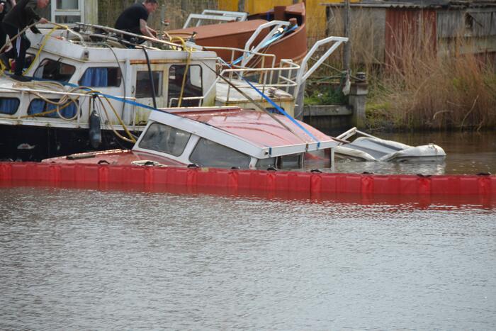 Kruiser motorjacht zinkt in Ferbiningskanaal