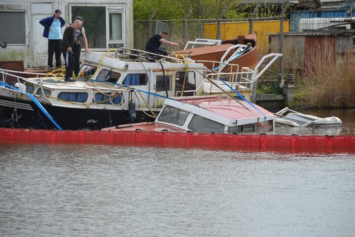 Kruiser motorjacht zinkt in Ferbiningskanaal