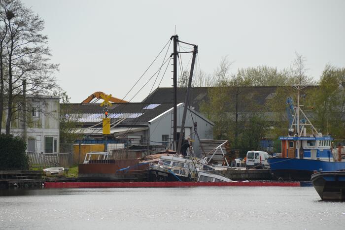 Kruiser motorjacht zinkt in Ferbiningskanaal