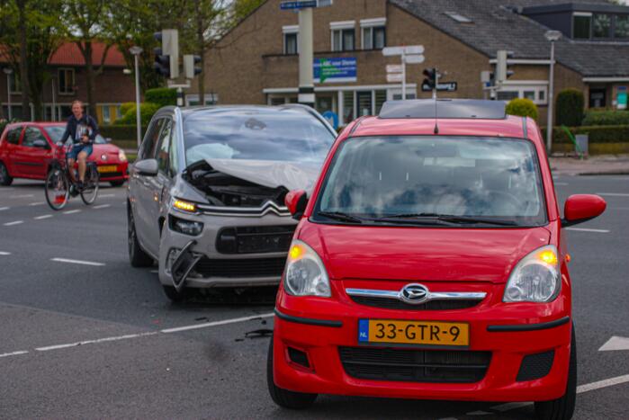 Verkeerschaos en botsing op kruising