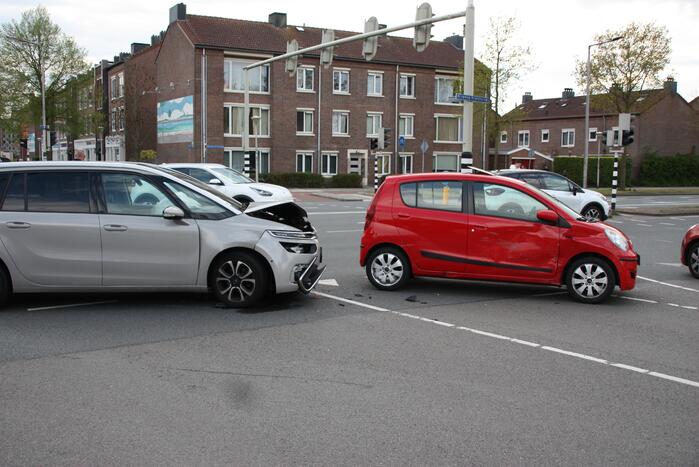 Verkeerschaos en botsing op kruising