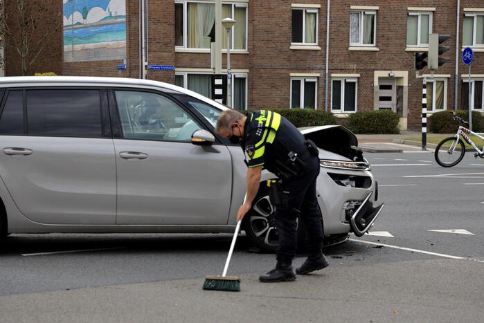 Verkeerschaos en botsing op kruising