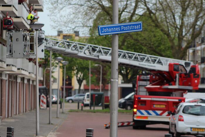 Brandweer blust brand in keuken van appartement