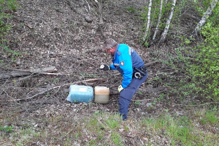 Gedumpte jerrycans aangetroffen