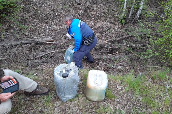 Gedumpte jerrycans aangetroffen
