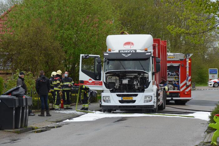 Vuilniswagen vat vlam bij legen van containers