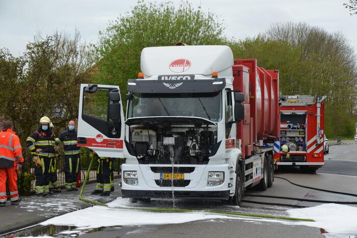 Vuilniswagen vat vlam bij legen van containers