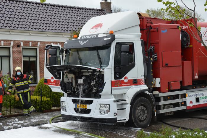 Vuilniswagen vat vlam bij legen van containers
