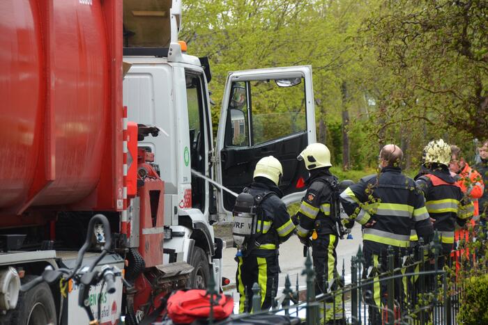 Vuilniswagen vat vlam bij legen van containers