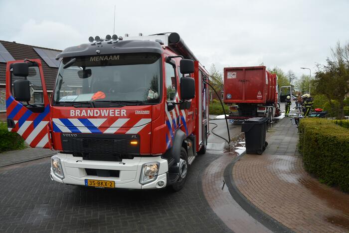 Vuilniswagen vat vlam bij legen van containers