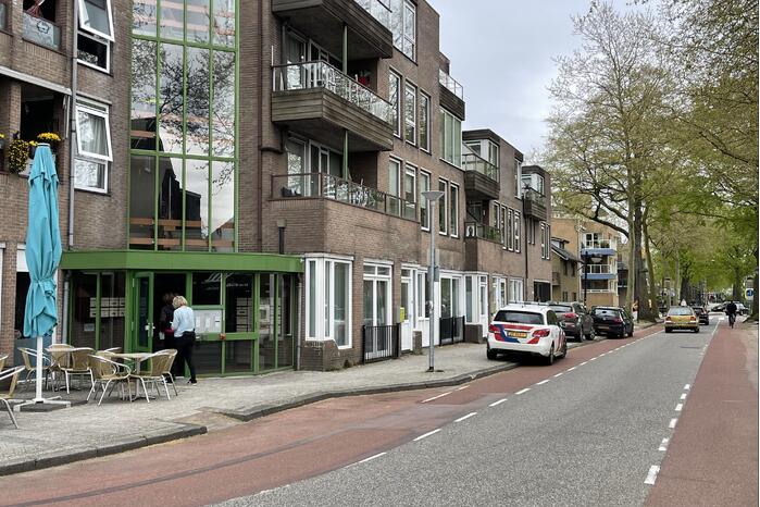 Politie en recherche doen onderzoek in appartement