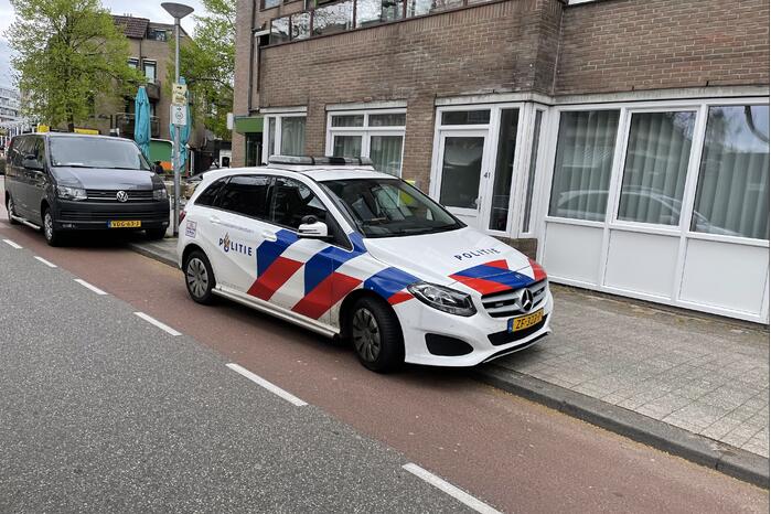 Politie en recherche doen onderzoek in appartement