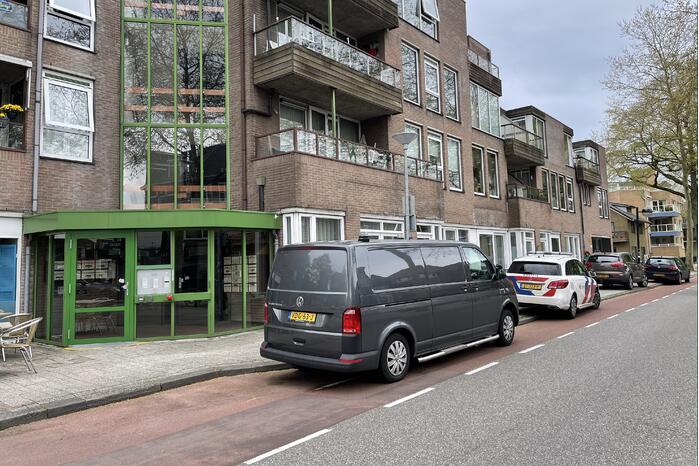 Politie en recherche doen onderzoek in appartement