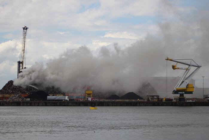 Brand in schroothoop Wilhelminahaven