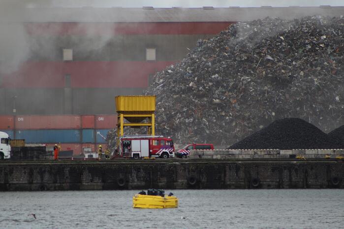 Brand in schroothoop Wilhelminahaven