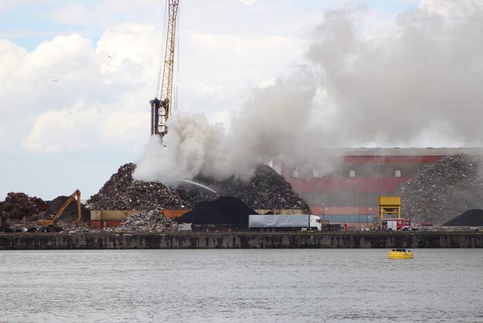 Brand in schroothoop Wilhelminahaven