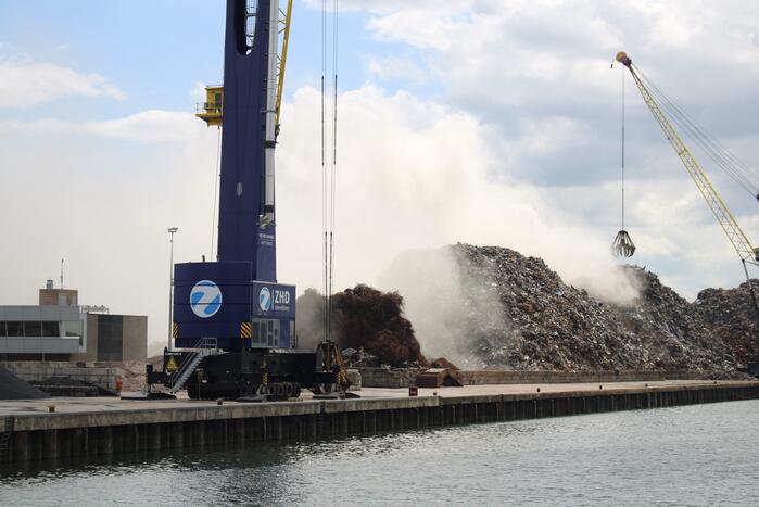 Brand in schroothoop Wilhelminahaven