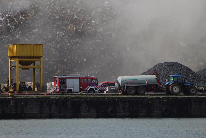 Brand in schroothoop Wilhelminahaven