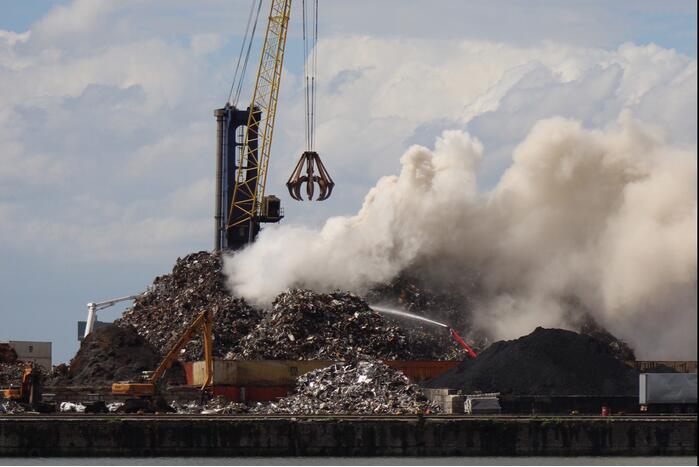 Brand in schroothoop Wilhelminahaven