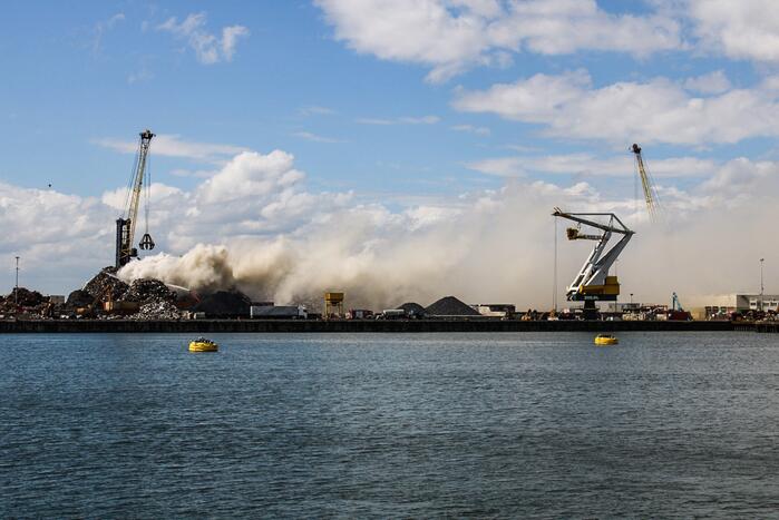 Brand in schroothoop Wilhelminahaven