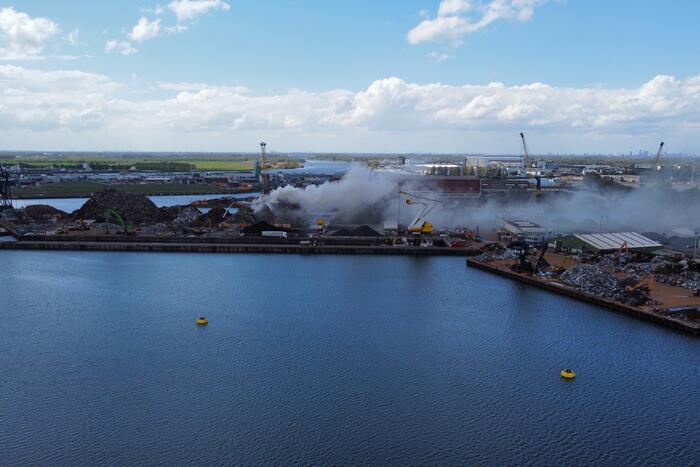 Brand in schroothoop Wilhelminahaven