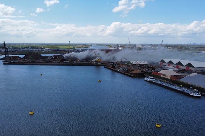 Brand in schroothoop Wilhelminahaven