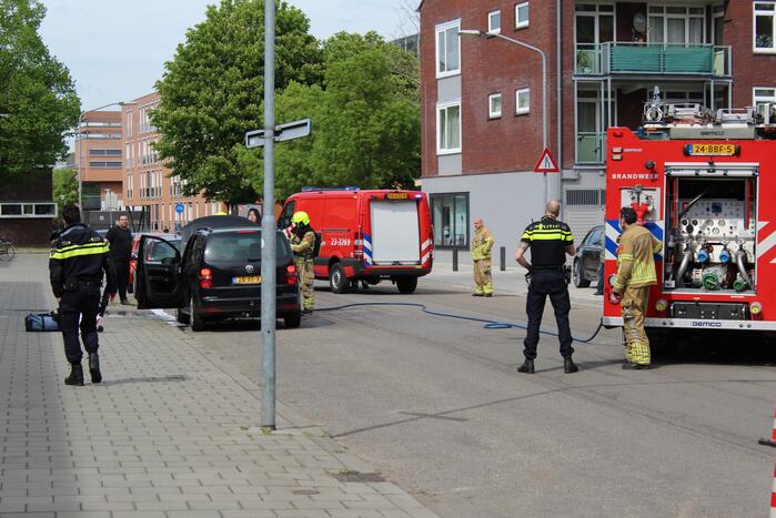 Motorcompartiment van auto vliegt in brand