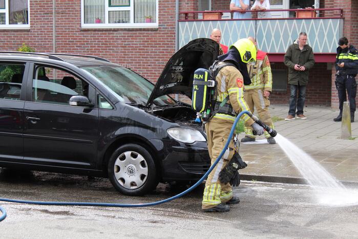 Motorcompartiment van auto vliegt in brand