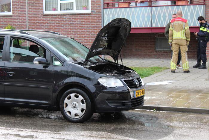 Motorcompartiment van auto vliegt in brand