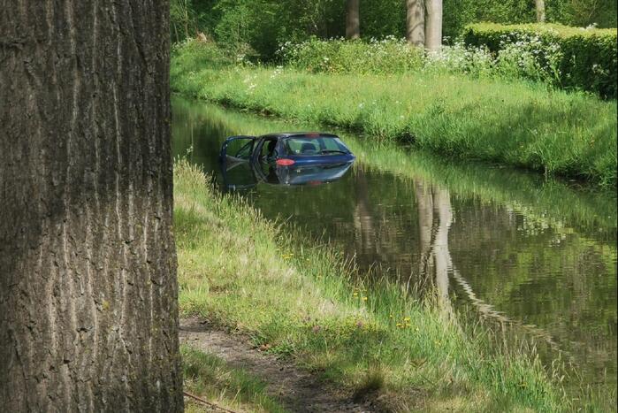 Auto te water, bestuurder haalt nat pak