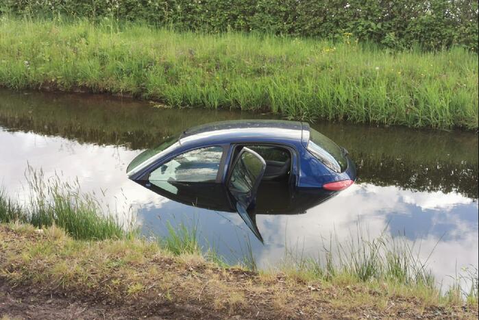 Auto te water, bestuurder haalt nat pak