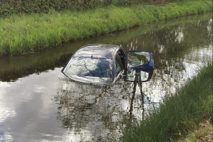 Auto te water, bestuurder haalt nat pak