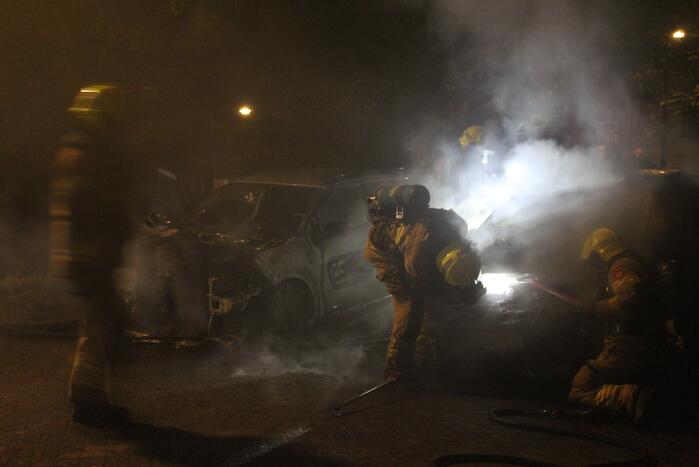 Tweetal auto's verwoest door brand