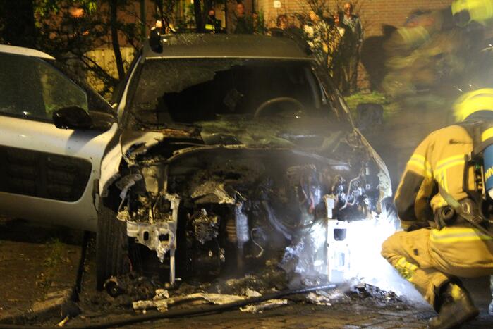 Tweetal auto's verwoest door brand