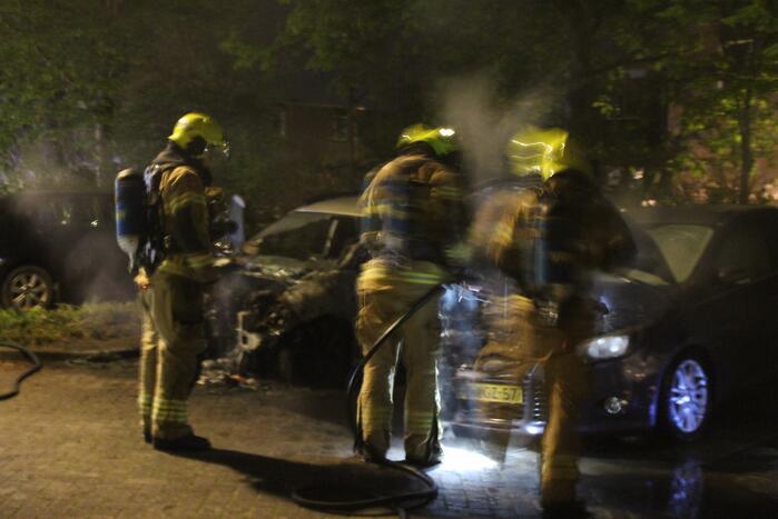 Tweetal auto's verwoest door brand